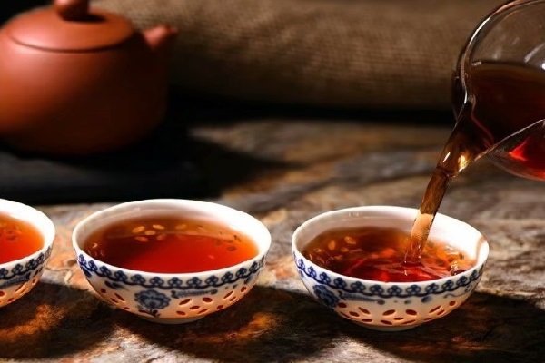 106 tea expert.su puer razlivayut v pialy