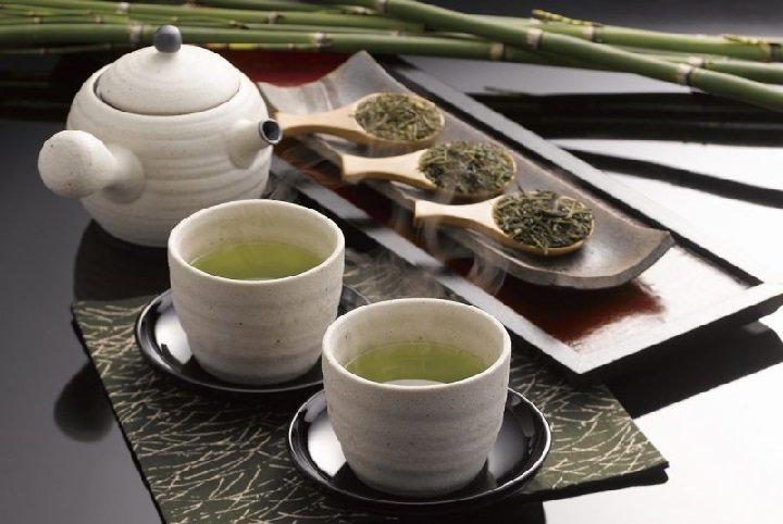 Зеленый чай на столе в чашках