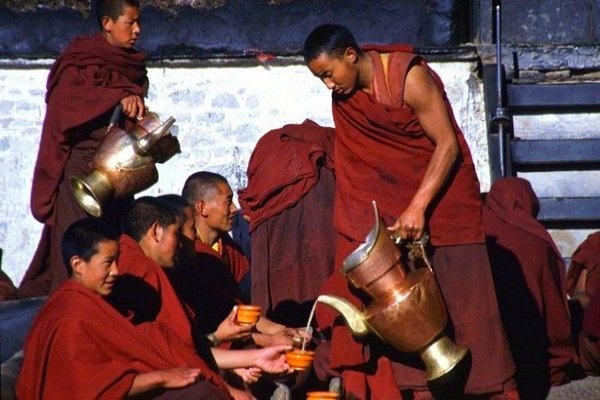 Тибетские монахи пьют чайсума
