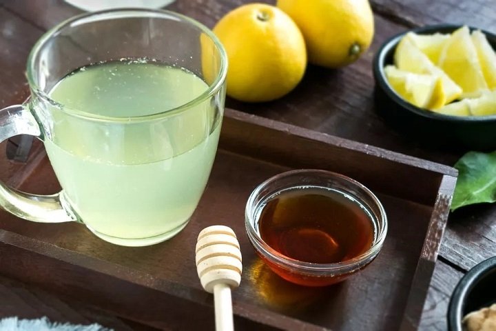 Напиток из имбиря с лимоном и медом готов