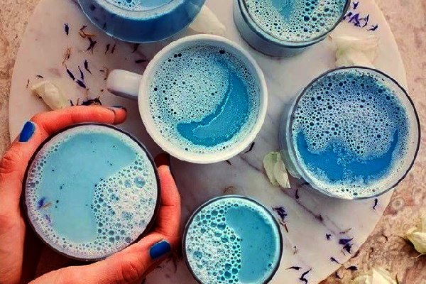 6 стаканов с напитком из голубой матчи на тарелке